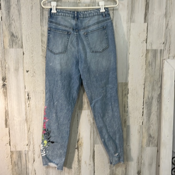Tinseltown Mom Jeans Womens Size 7 Light Blue Graffiti Painted Leg Detail Pants - Picture 3 of 9